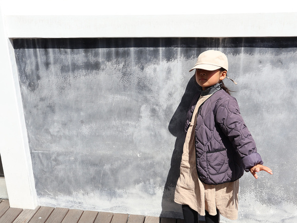 春から始めるキッズの日焼け対策。今年は、後ろ姿が盛れる「リボンキャップ」に決まり。[PR]