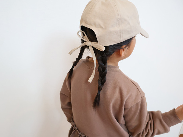 春から始めるキッズの日焼け対策。今年は、後ろ姿が盛れる「リボンキャップ」に決まり。[PR]