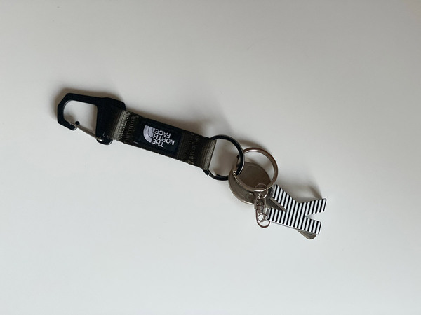 メガネフレームの素材でつくられた、effeのお守りアルファベットキーリング。[PR]