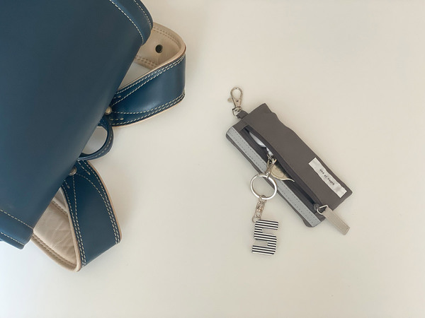 メガネフレームの素材でつくられた、effeのお守りアルファベットキーリング。[PR]