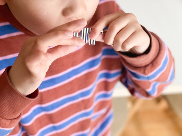 メガネフレームの素材でつくられた、effeのお守りアルファベットキーリング。[PR]