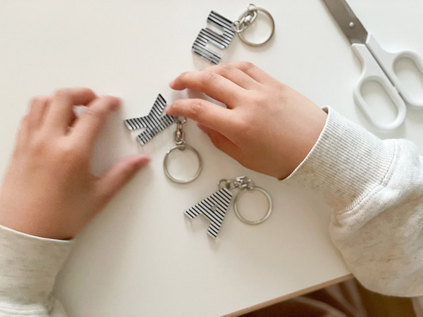 メガネフレームの素材でつくられた、effeのお守りアルファベットキーリング。[PR]