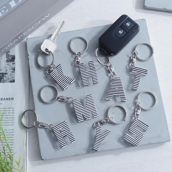 メガネフレームの素材でつくられた、effeのお守りアルファベットキーリング。[PR]