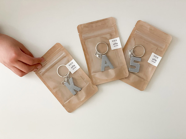 メガネフレームの素材でつくられた、effeのお守りアルファベットキーリング。[PR]