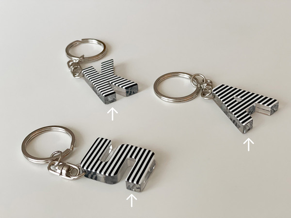 メガネフレームの素材でつくられた、effeのお守りアルファベットキーリング。[PR]