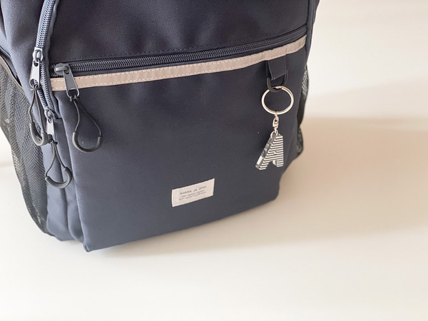 メガネフレームの素材でつくられた、effeのお守りアルファベットキーリング。[PR]