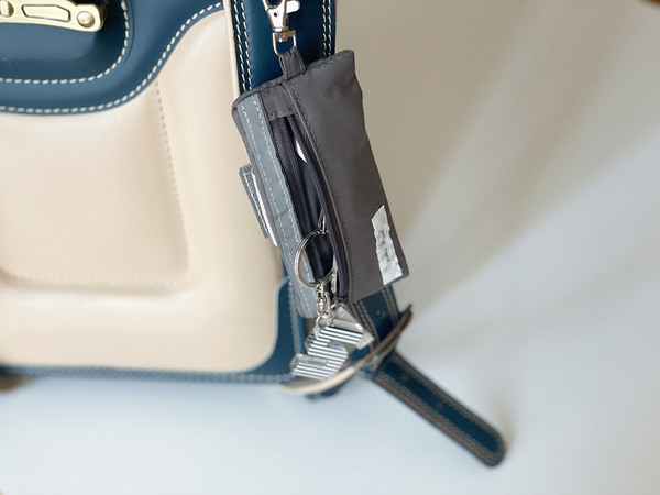 メガネフレームの素材でつくられた、effeのお守りアルファベットキーリング。[PR]