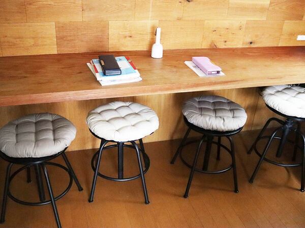 バタバタ元気な子どもたちも、定位置を決めればスッと着席！4人家族のもっちりクッション使用レポート[PR]