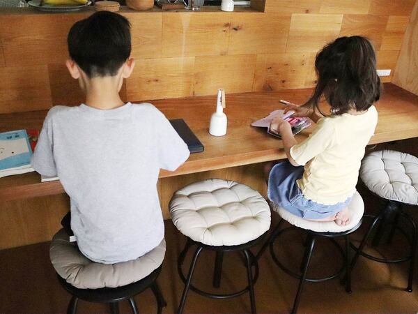 バタバタ元気な子どもたちも、定位置を決めればスッと着席！4人家族のもっちりクッション使用レポート[PR]