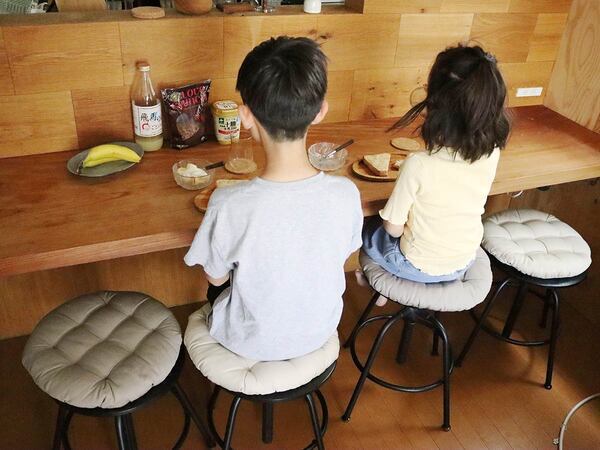 バタバタ元気な子どもたちも、定位置を決めればスッと着席！4人家族のもっちりクッション使用レポート[PR]