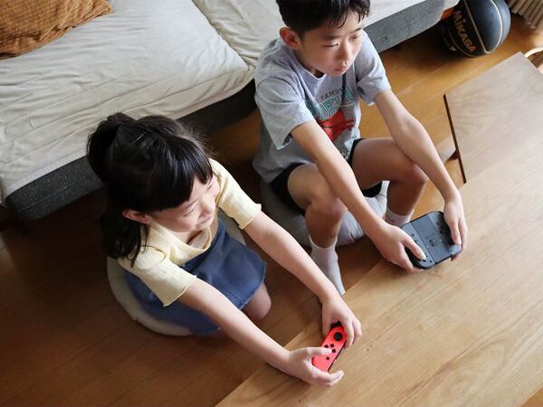 バタバタ元気な子どもたちも、定位置を決めればスッと着席！4人家族のもっちりクッション使用レポート[PR]