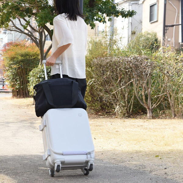 「軽量旅バッグ」がトランスフォーム！？日帰り～飛行機旅行まで、旅のあるあるにフィット[PR]