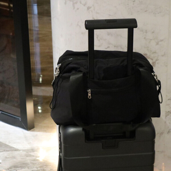 「軽量旅バッグ」がトランスフォーム！？日帰り～飛行機旅行まで、旅のあるあるにフィット[PR]