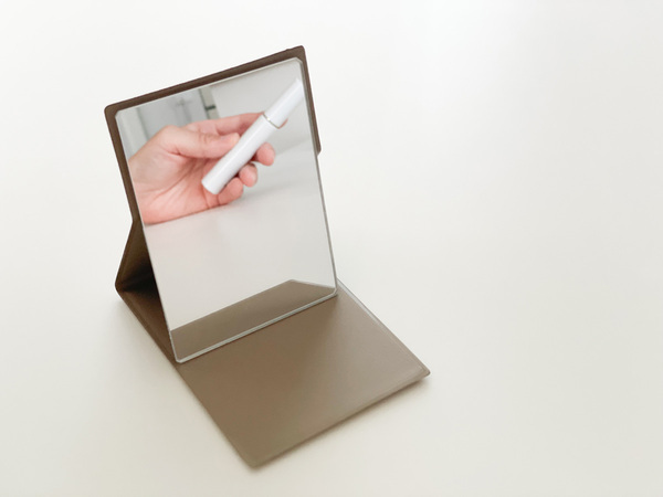 「整理ができるバニティポーチ」と「NAPUREミラー」のおかげで、朝のメイク支度をゆったりと。[PR]