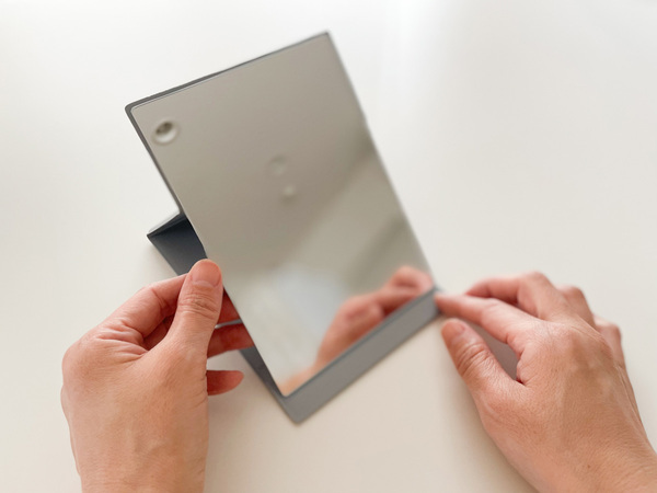 「整理ができるバニティポーチ」と「NAPUREミラー」のおかげで、朝のメイク支度をゆったりと。[PR]