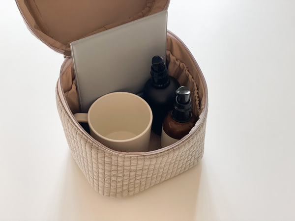 「整理ができるバニティポーチ」と「NAPUREミラー」のおかげで、朝のメイク支度をゆったりと。[PR]