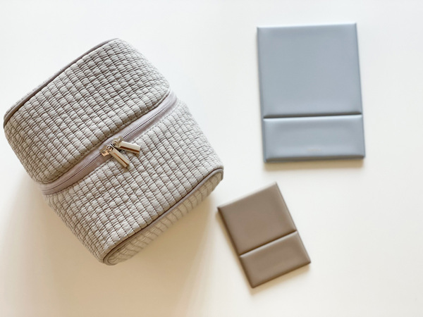 「整理ができるバニティポーチ」と「NAPUREミラー」のおかげで、朝のメイク支度をゆったりと。[PR]