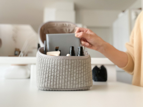 「整理ができるバニティポーチ」と「NAPUREミラー」のおかげで、朝のメイク支度をゆったりと。[PR]