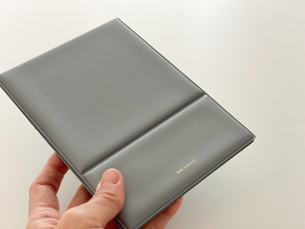 「整理ができるバニティポーチ」と「NAPUREミラー」のおかげで、朝のメイク支度をゆったりと。[PR]