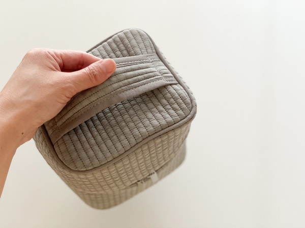 「整理ができるバニティポーチ」と「NAPUREミラー」のおかげで、朝のメイク支度をゆったりと。[PR]