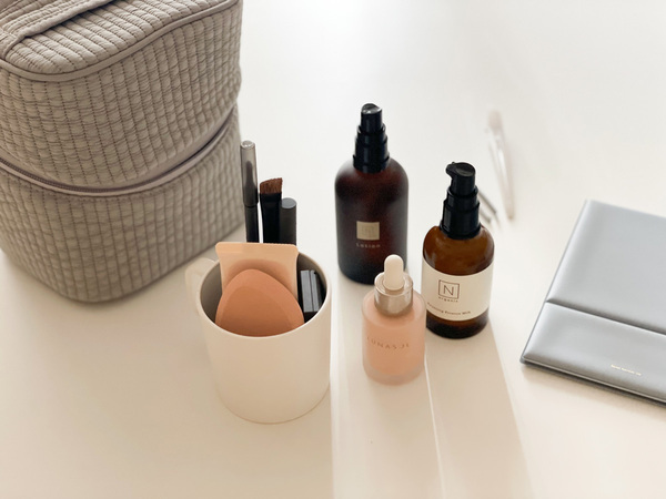 「整理ができるバニティポーチ」と「NAPUREミラー」のおかげで、朝のメイク支度をゆったりと。[PR]