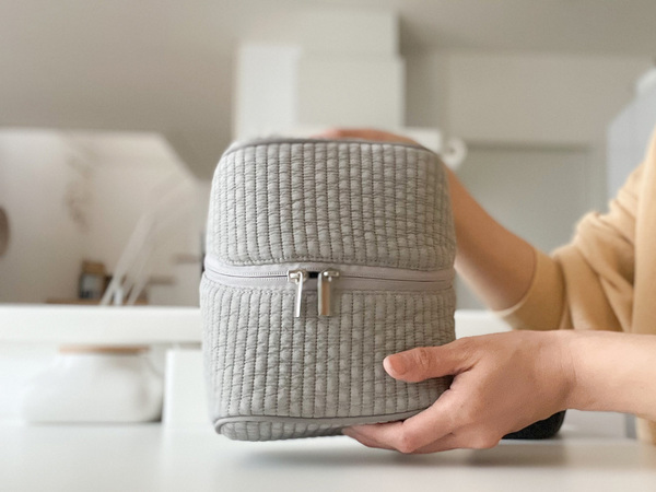 「整理ができるバニティポーチ」と「NAPUREミラー」のおかげで、朝のメイク支度をゆったりと。[PR]