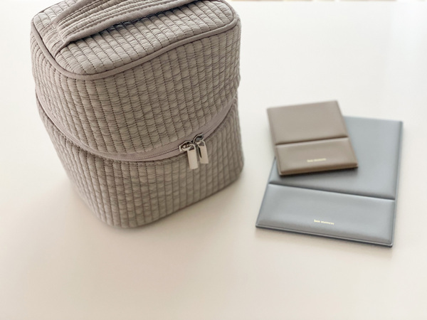 「整理ができるバニティポーチ」と「NAPUREミラー」のおかげで、朝のメイク支度をゆったりと。[PR]