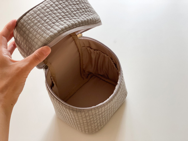 「整理ができるバニティポーチ」と「NAPUREミラー」のおかげで、朝のメイク支度をゆったりと。[PR]