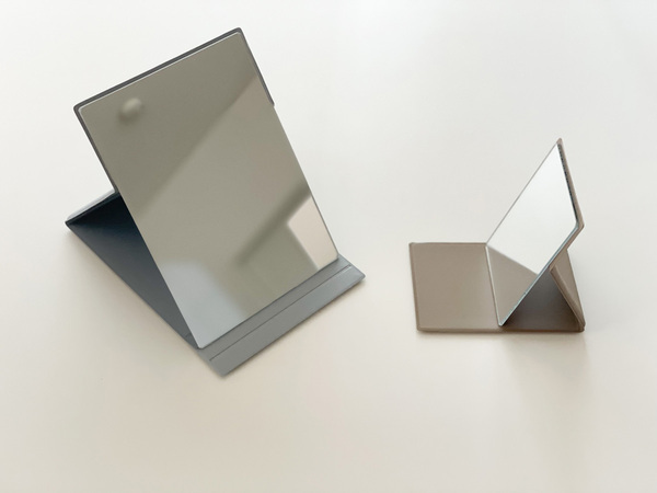 「整理ができるバニティポーチ」と「NAPUREミラー」のおかげで、朝のメイク支度をゆったりと。[PR]