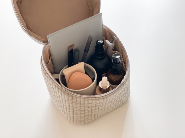 「整理ができるバニティポーチ」と「NAPUREミラー」のおかげで、朝のメイク支度をゆったりと。[PR]