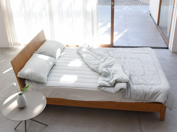 夏の新シリーズ『呼吸する寝具』、ジメジメ湿気を吸ってー吐いてー、蒸れずにサラサラなお目覚め[PR]