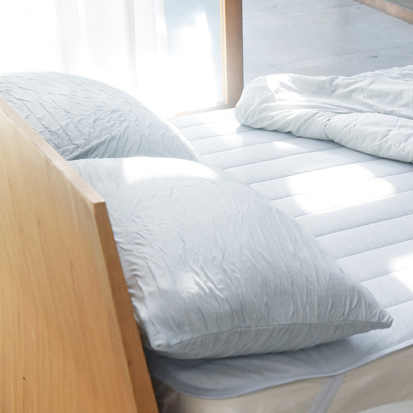 夏の新シリーズ『呼吸する寝具』、ジメジメ湿気を吸ってー吐いてー、蒸れずにサラサラなお目覚め[PR]