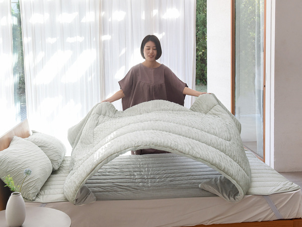 夏の新シリーズ『呼吸する寝具』、ジメジメ湿気を吸ってー吐いてー、蒸れずにサラサラなお目覚め[PR]