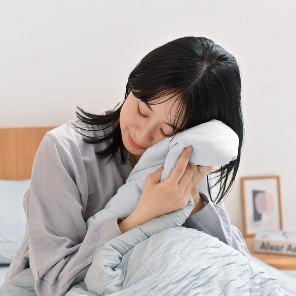 夏の新シリーズ『呼吸する寝具』、ジメジメ湿気を吸ってー吐いてー、蒸れずにサラサラなお目覚め[PR]