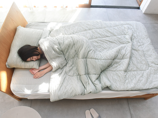 夏の新シリーズ『呼吸する寝具』、ジメジメ湿気を吸ってー吐いてー、蒸れずにサラサラなお目覚め[PR]