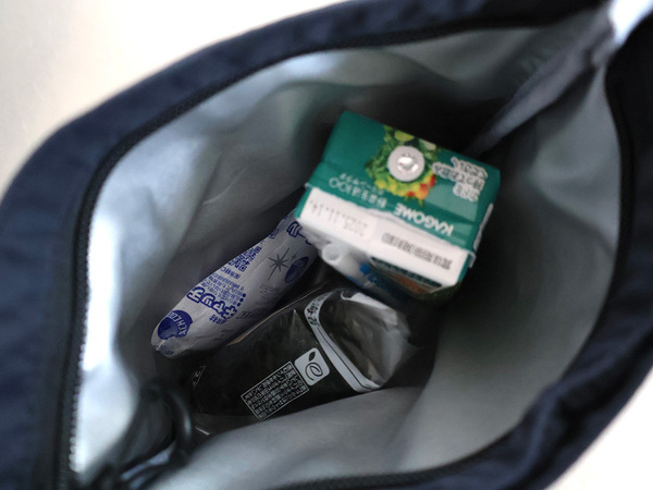 いろんなシーンで”あると便利”な保冷ミニポーチ。ついつい買っちゃうコンビニアイスの持ち歩きにも！[PR]