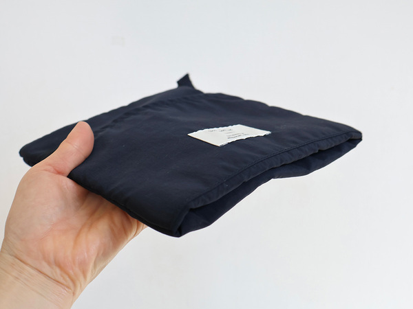 いろんなシーンで”あると便利”な保冷ミニポーチ。ついつい買っちゃうコンビニアイスの持ち歩きにも！[PR]