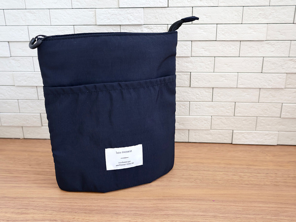 いろんなシーンで”あると便利”な保冷ミニポーチ。ついつい買っちゃうコンビニアイスの持ち歩きにも！[PR]