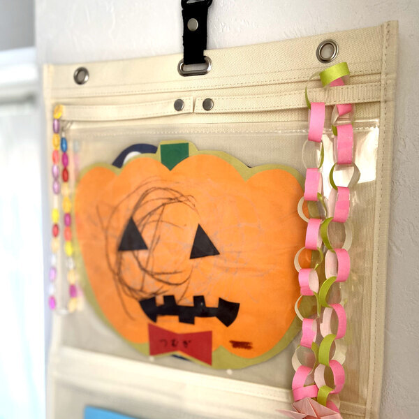 吊り下げられる「作品収納ウォールポケット」、子どもの作品でお家ギャラリーが完成！[PR]