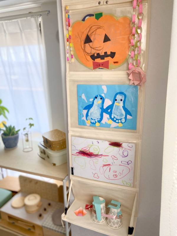 吊り下げられる「作品収納ウォールポケット」、子どもの作品でお家ギャラリーが完成！[PR]