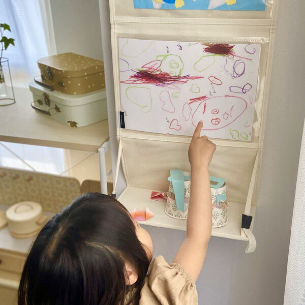 吊り下げられる「作品収納ウォールポケット」、子どもの作品でお家ギャラリーが完成！[PR]