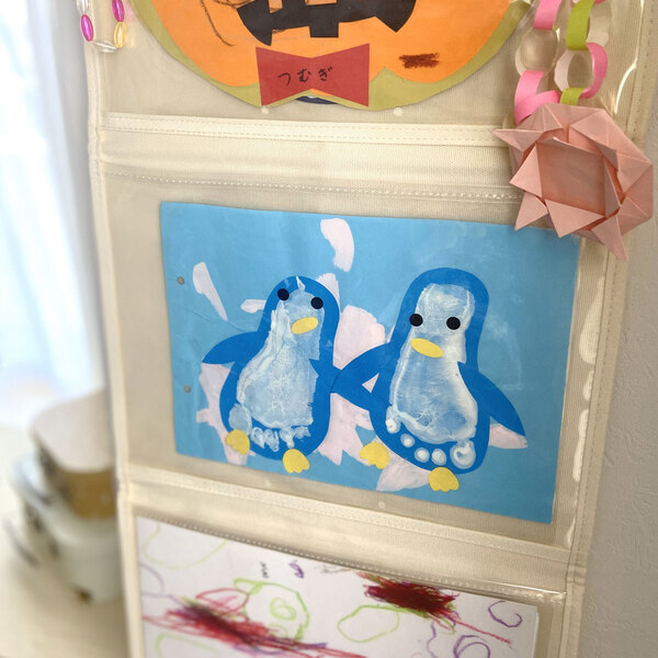 吊り下げられる「作品収納ウォールポケット」、子どもの作品でお家ギャラリーが完成！[PR]