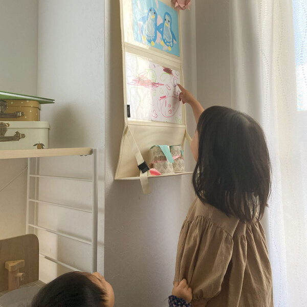 吊り下げられる「作品収納ウォールポケット」、子どもの作品でお家ギャラリーが完成！[PR]