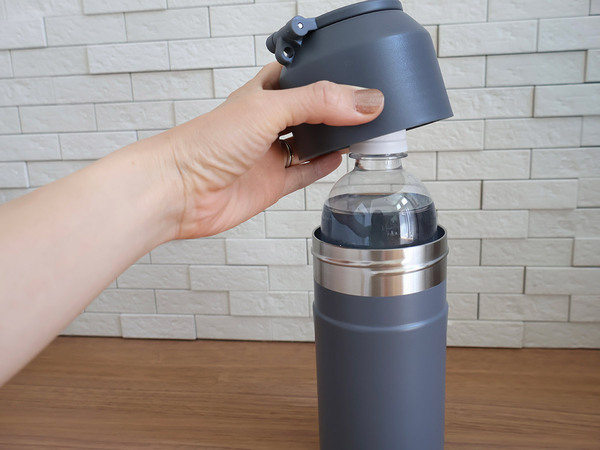 猛暑日でもぬるくならず、冷たさキープ。bon momentの保冷ペットボトルホルダー。[PR]