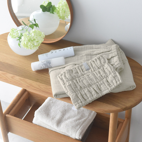 朝の洗顔から日中のレジャー、夜の湯上りまで。1日中さらふわガーゼに包まれる「ヘアターバン」＆「ラップタオル」が新登場！[PR]