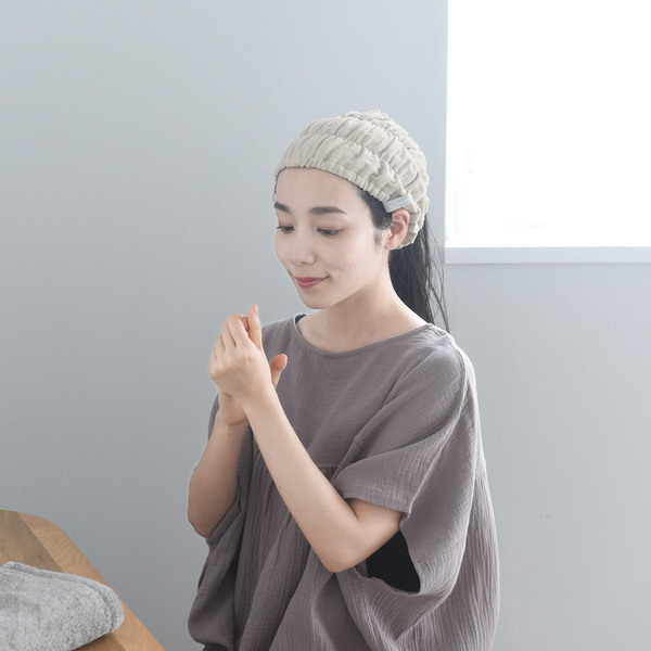 朝の洗顔から日中のレジャー、夜の湯上りまで。1日中さらふわガーゼに包まれる「ヘアターバン」＆「ラップタオル」が新登場！[PR]