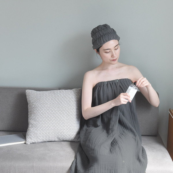 朝の洗顔から日中のレジャー、夜の湯上りまで。1日中さらふわガーゼに包まれる「ヘアターバン」＆「ラップタオル」が新登場！[PR]