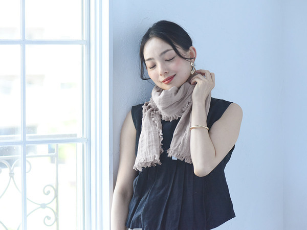 首元ぐっしょり汗に！吸汗性コットン素材の「保冷剤ポケット付きストール」で夏の汗っかき＆日焼け対策[PR]