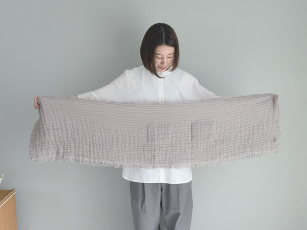 首元ぐっしょり汗に！吸汗性コットン素材の「保冷剤ポケット付きストール」で夏の汗っかき＆日焼け対策[PR]