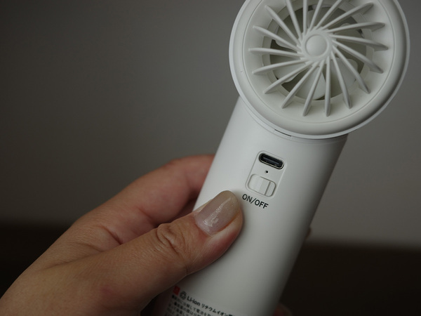 夏の外出、これがあるだけで安心。冷却プレート付きのハンディファン[PR]